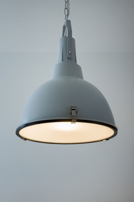 Blauwe hanglamp in moderne keuken
